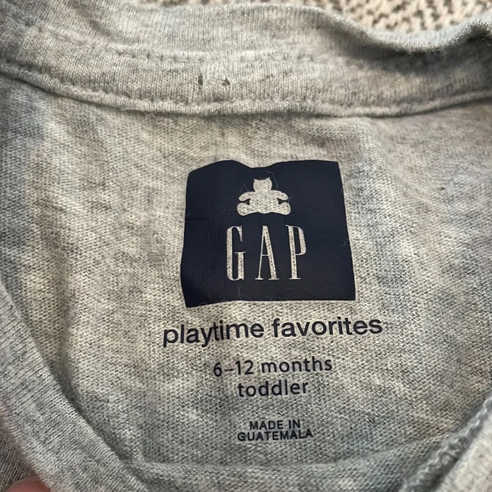 Baby Gap t-shirt size 6-12 mths